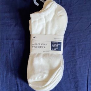 Gap Women’s Ankle socks- white- 3 pairs